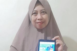 Memiliki Gangguan Penglihatan Tak Menghalangi Bu Erita untuk Berjualan