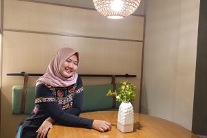 Bu Herna Dwipayana: Tetap Semangat Berbisnis dan Lanjut Kuliah di Tengah Kesibukannya Jadi Ibu Rumah Tangga