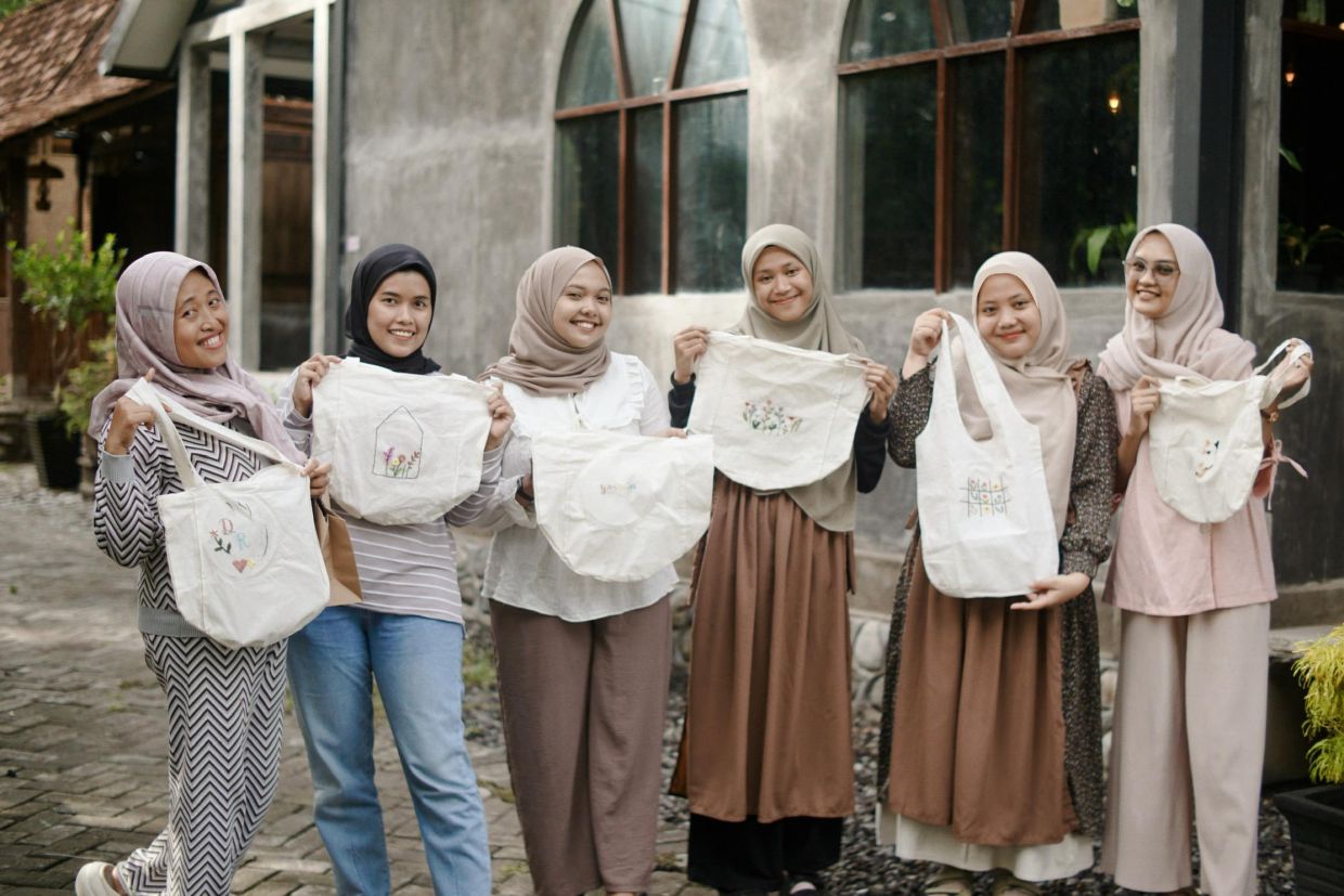 Bytaraxa: Kisah Inspiratif Intan dan Tiya Merintis Bisnis Menyulam Hingga Aktif Mengisi Workshop 2 Menyulam