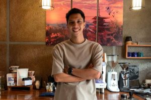 Menemukan Makna di Setiap Seduhan: Elvari Hutomo Menjadikan Kopi sebagai Medium Tumbuh Bersama