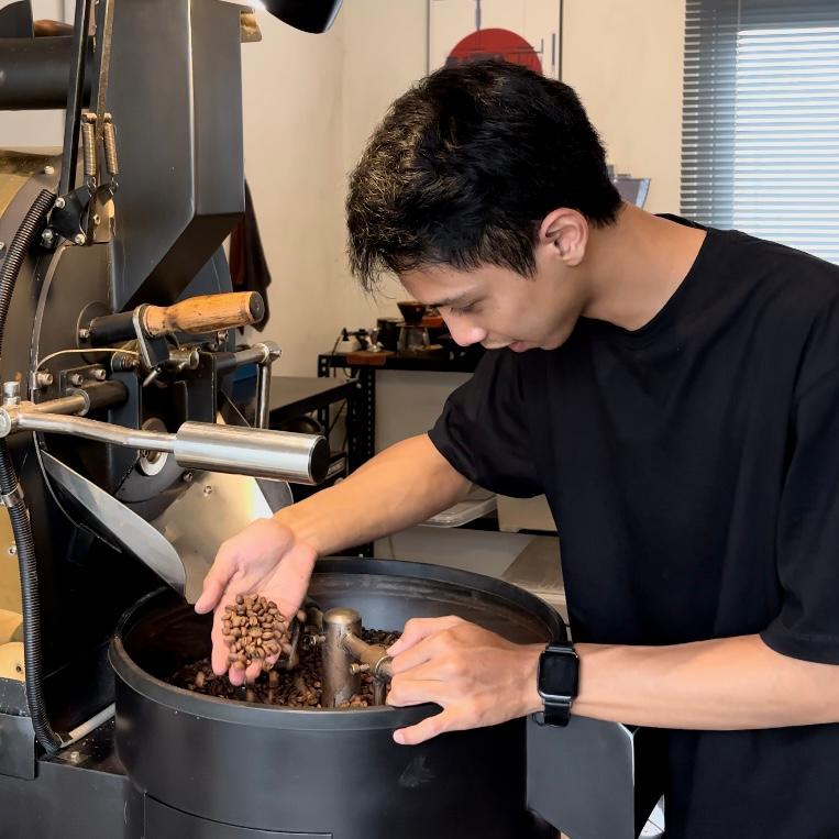 Menemukan Makna di Setiap Seduhan: Elvari Hutomo Menjadikan Kopi sebagai Medium Tumbuh Bersama 4 Menemukan Makna di Setiap Seduhan: Elvari Hutomo Menjadikan Kopi sebagai Medium Tumbuh Bersama