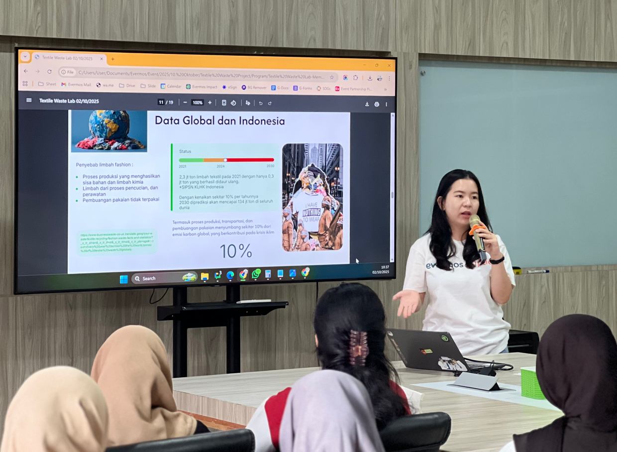 Your Old Clothes Can Do More: Mendorong Kesadaran Mahasiswa akan Daur Hidup Tekstil 1 Your Old Clothes Can Do More: Mendorong Kesadaran Mahasiswa akan Daur Hidup Tekstil