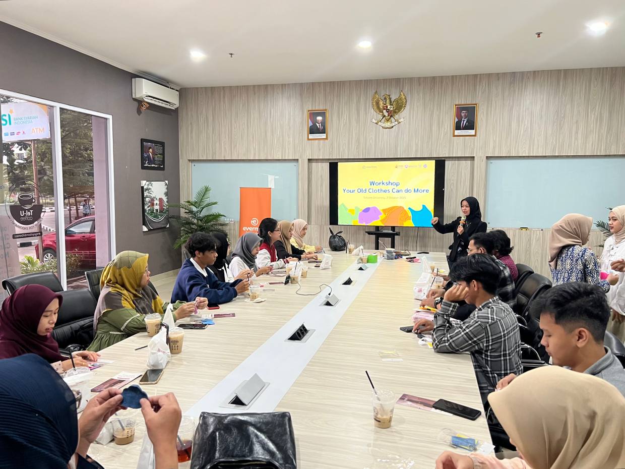 Your Old Clothes Can Do More: Mendorong Kesadaran Mahasiswa akan Daur Hidup Tekstil 2 Your Old Clothes Can Do More: Mendorong Kesadaran Mahasiswa akan Daur Hidup Tekstil