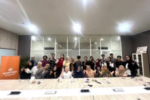 Your Old Clothes Can Do More: Mendorong Kesadaran Mahasiswa akan Daur Hidup Tekstil