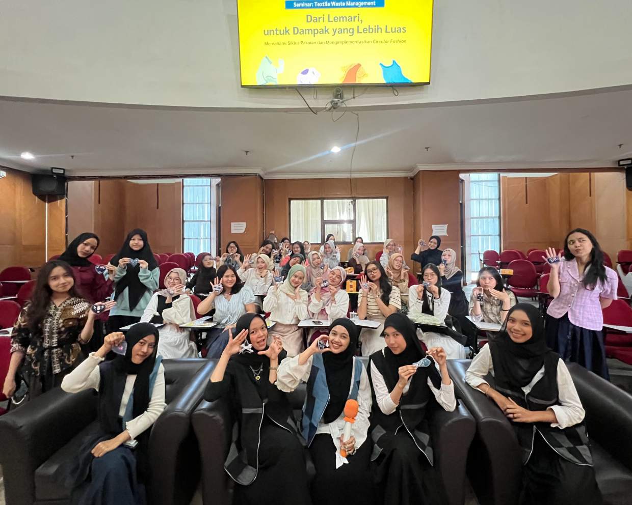 Dari Lemari untuk Dampak yang Lebih Luas: Kolaborasi Evermos dan Prodi Tata Busana UPI Dorong Pemahaman tentang Textile Waste Management 2 Dari Lemari untuk Dampak yang Lebih Luas: Kolaborasi Evermos dan Prodi Tata Busana UPI Dorong Pemahaman tentang Textile Waste Management