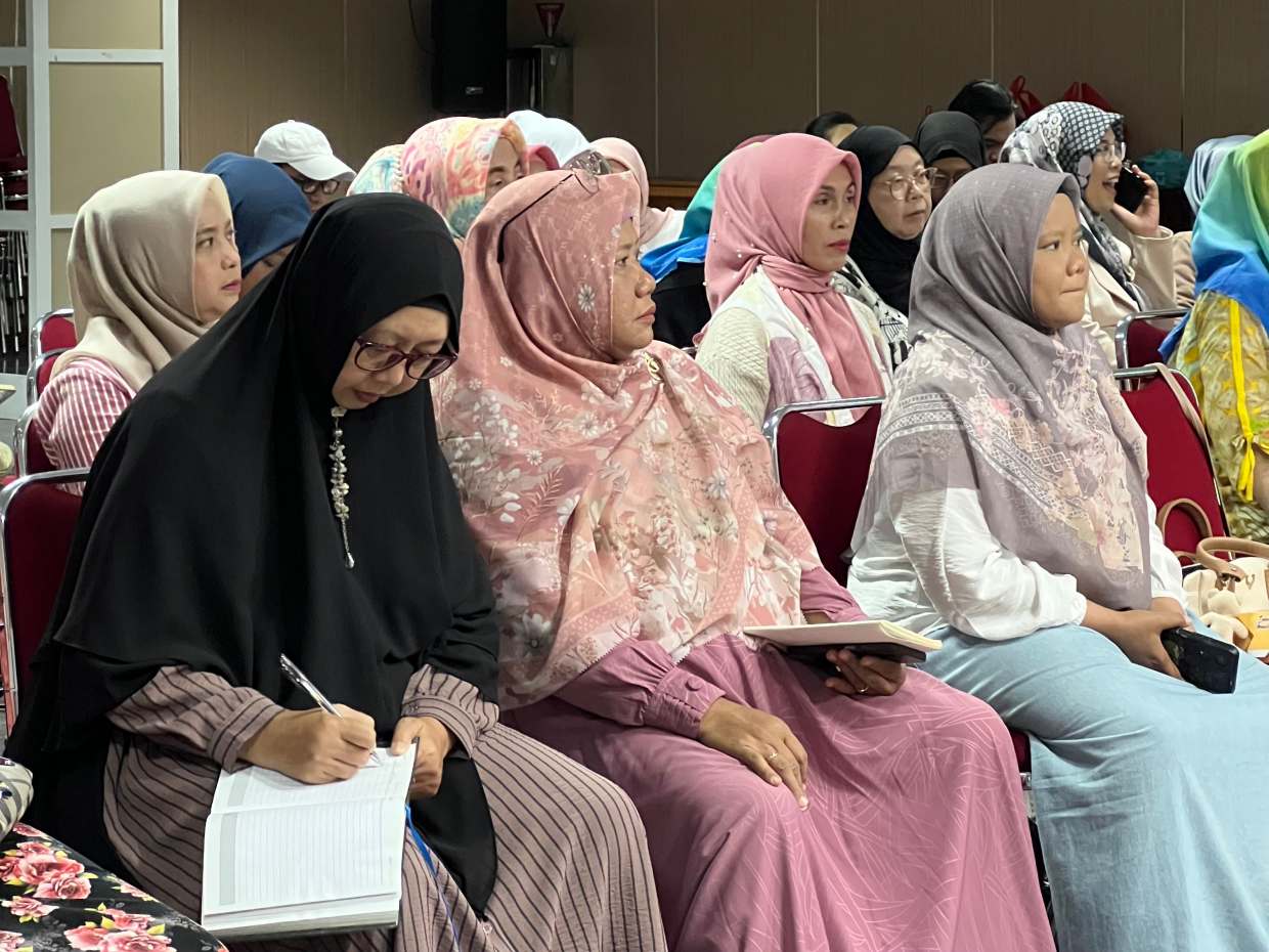 Pemberdayaan UMKM: Workshop Penggunaan AI untuk Foto Promosi UMKM di Kota Bogor 3 Pemberdayaan UMKM: Workshop Penggunaan AI untuk Foto Promosi UMKM di Kota Bogor