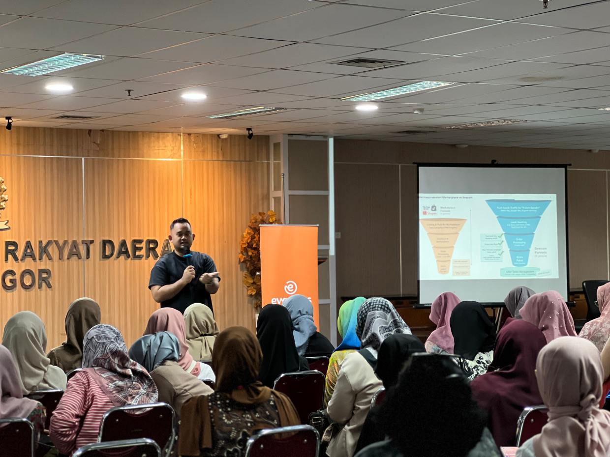 Pemberdayaan UMKM: Workshop Penggunaan AI untuk Foto Promosi UMKM di Kota Bogor 2 Pemberdayaan UMKM: Workshop Penggunaan AI untuk Foto Promosi UMKM di Kota Bogor