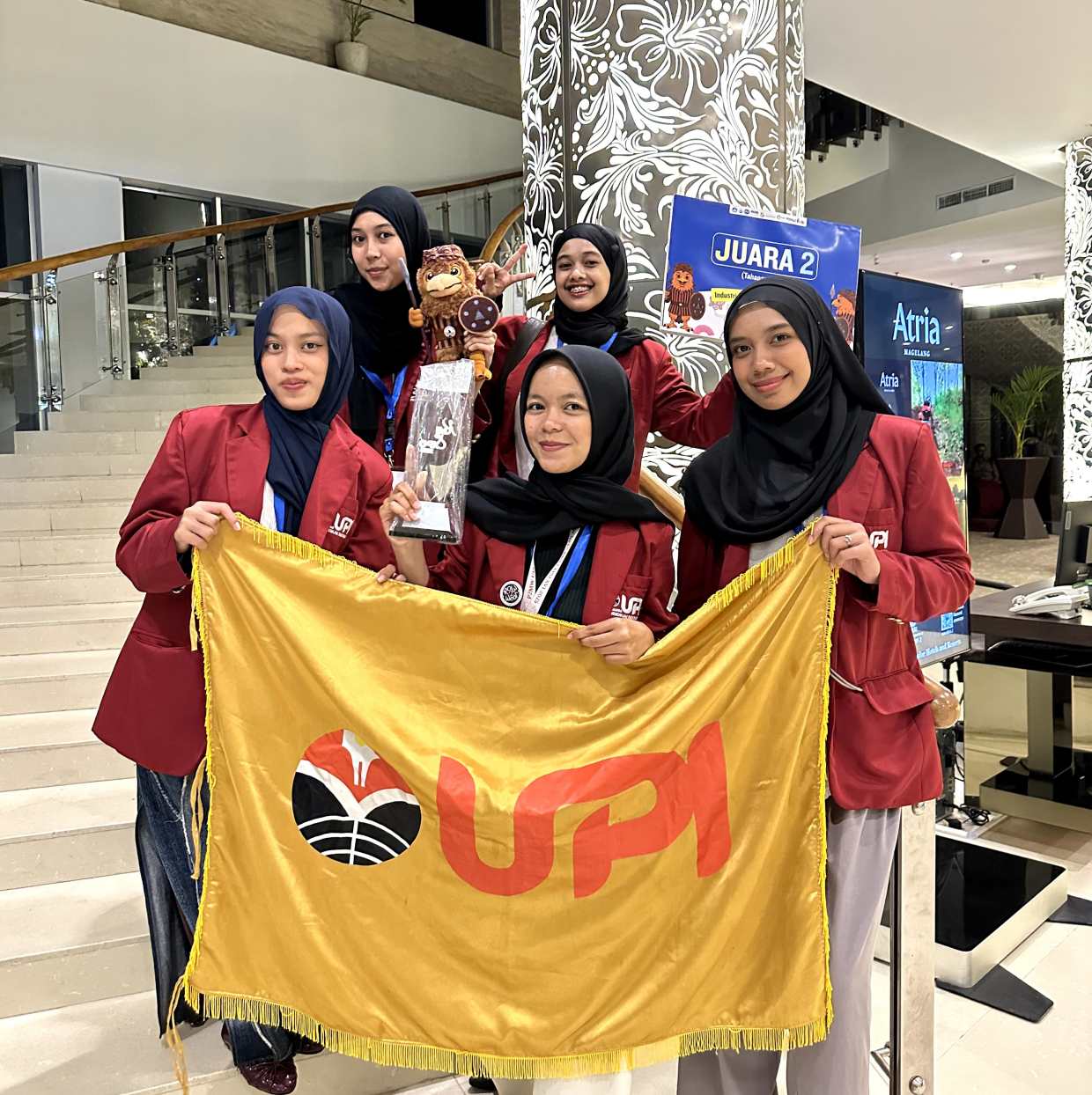 Raw2Wear: Inisiatif Mahasiswa Tata Busana UPI Mengolah Limbah Denim Menjadi Produk Fashion Berkelanjutan 2 Raw2Wear: Inisiatif Mahasiswa Tata Busana UPI Mengolah Limbah Denim Menjadi Produk Fashion Berkelanjutan