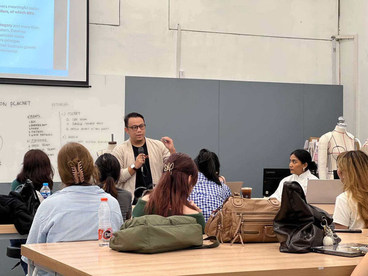 Merancang Masa Depan Tanpa Limbah: Evermos dan Closed Loop Hadirkan Workshop Circular Design Thinking di Binus University Alam Sutera 1 Merancang Masa Depan Tanpa Limbah: Evermos dan Closed Loop Hadirkan Workshop Circular Design Thinking di Binus University Alam Sutera